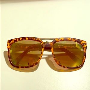 Tortoise shell frames sunglasses